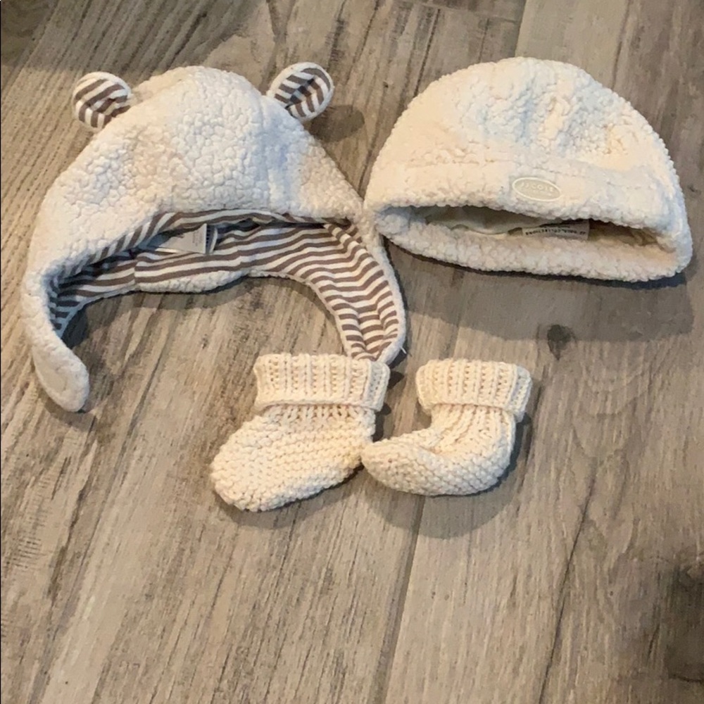 EUC Bundle of 2 cream hats and a pair of booties